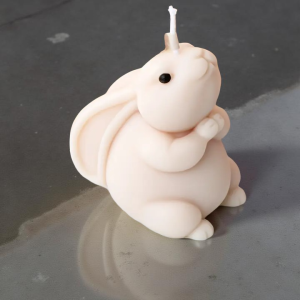 Haasje. Sympathiek kaarsje van ongeveer 7 cm. Kleur en geur kan u kiezen