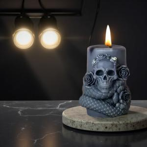 Wurgslang met doodshoofd. Lugubere kaars van ongeveer 9 cm. Kleur en geur kan u kiezen