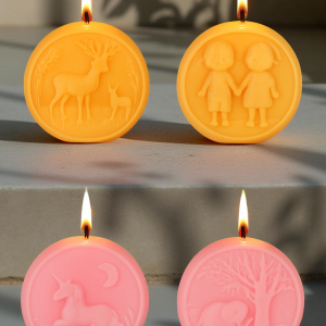 Set van 4 Kerstballen. Vier verschillende motieven op Kerstballen van ongeveer 5 cm doorsnede. Kleur en geur kan u kiezen