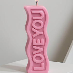 "I Love You". Liefdevolle kaars van ongeveer 11 cm hoog. Kleur en geur kan u kiezen