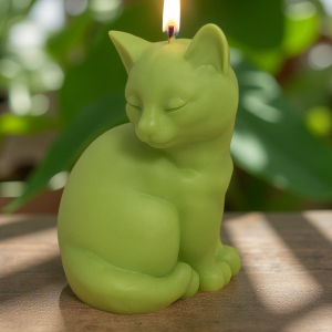 De kat kijkt achterom bij deze leuke kaars van ongeveer 6 cm hoog. Kleur en geur kan u kiezen