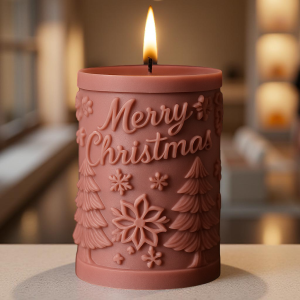 Een mooie kaars met Kersttafereel , ongeveer 9 cm hoog. Kleur en geur kan u kiezen (model 1)