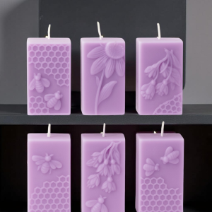 6 kaarsen in het thema Bloemetjes en Bijtjes. Elk ongeveer 9X6 cm, kleur en geur kan u kiezen