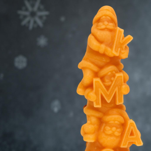 3 Kerstmannen op elkaars schouder. Een stuk zeep van 10 cm hoog. Kleur en geur kan u kiezen