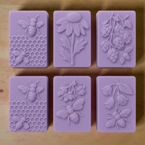 6 stukken zeep in het thema Bloemetjes en Bijtjes. Elk ongeveer 9X6 cm, kleur en geur kan u kiezen